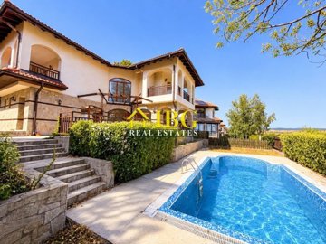 vineyards-mediterranean-villa-with-sparkling-