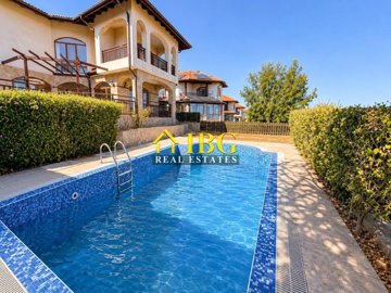 vineyards-sunny-mediterranean-villa-poolscape