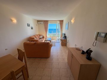 one-bedroom-apartment-sea-view-coral-beach-3