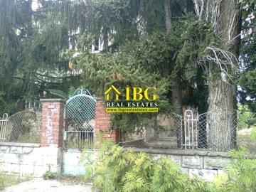 large-building-big-plot-of-land-30-minutes-to