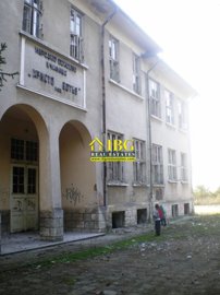large-building-big-plot-of-land-30-minutes-to