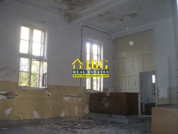 large-building-big-plot-of-land-30-minutes-to