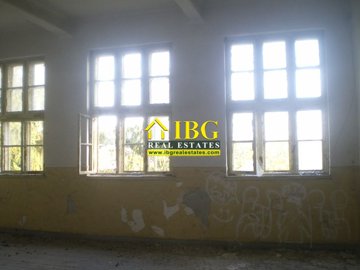large-building-big-plot-of-land-30-minutes-to