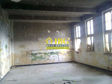 large-building-big-plot-of-land-30-minutes-to