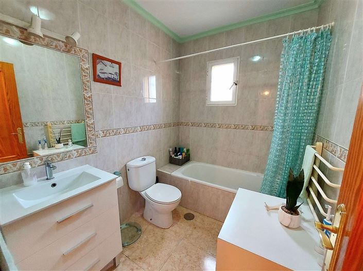 Image No.8-4 Bed Property for sale