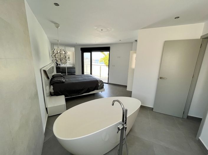 Image No.16-4 Bed Property for sale