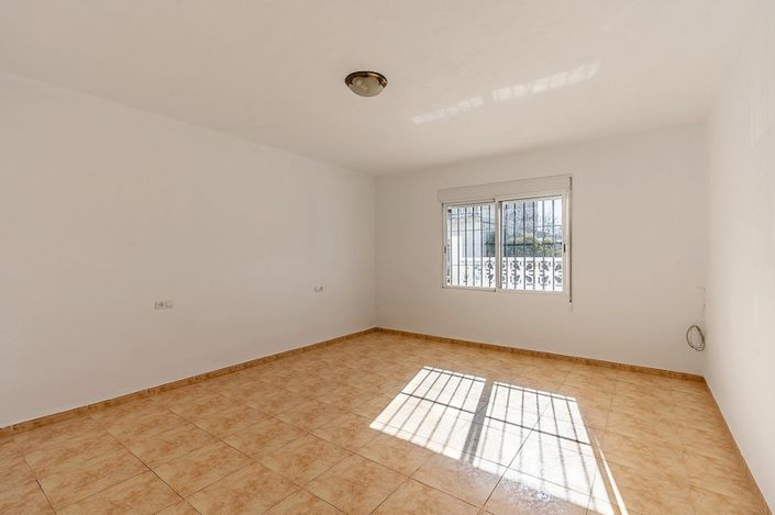 Image No.7-12 Bed Villa for sale