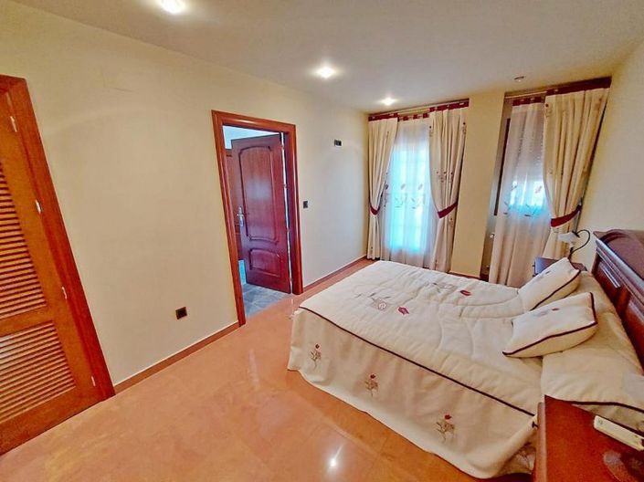 Image No.23-5 Bed Villa for sale