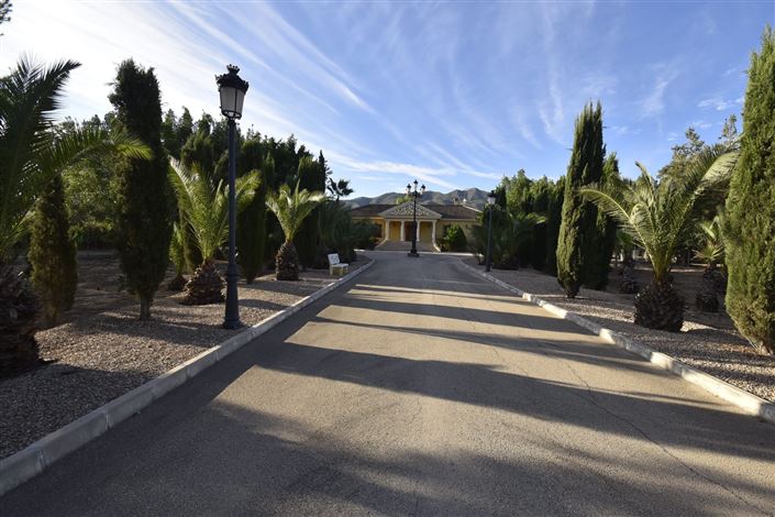 Image No.1-6 Bed Property for sale