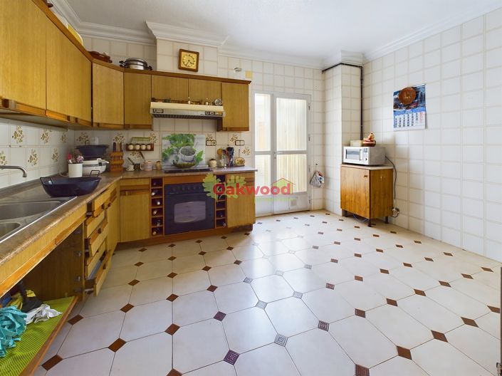 Image No.10-8 Bed Property for sale