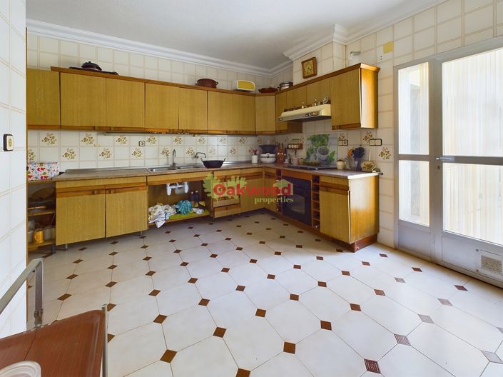 Image No.11-8 Bed Property for sale