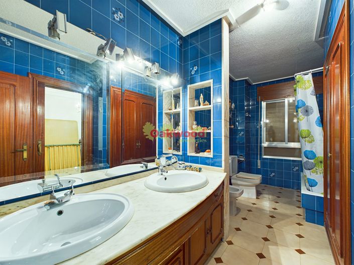 Image No.18-8 Bed Property for sale