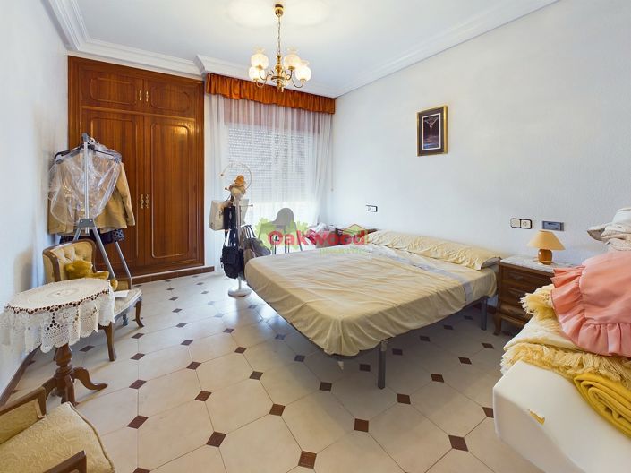 Image No.27-8 Bed Property for sale