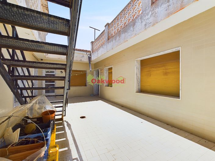 Image No.32-8 Bed Property for sale