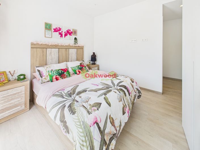 Image No.12-3 Bed Property for sale