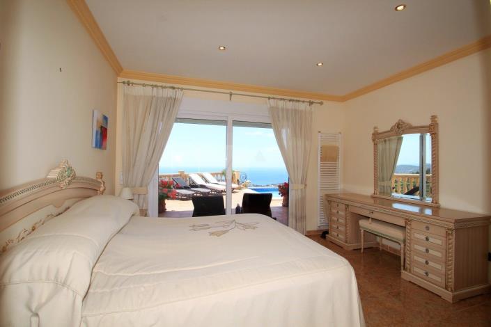 Image No.13-4 Bed Villa / Detached for sale