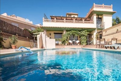6 Bed Villa for sale