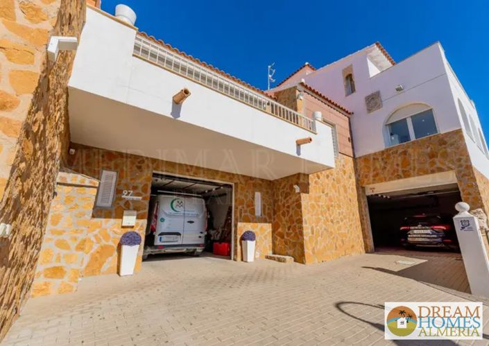 Image No.2-4 Bed Villa for sale