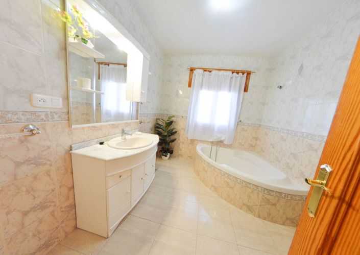 Image No.30-7 Bed Country House for sale
