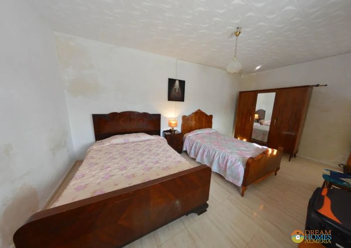 Image No.3-5 Bed Townhouse for sale