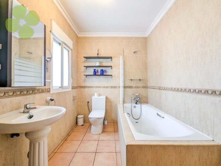 Image No.10-6 Bed Villa for sale