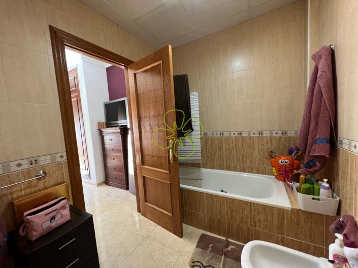 Image No.19-3 Bed Flat for sale