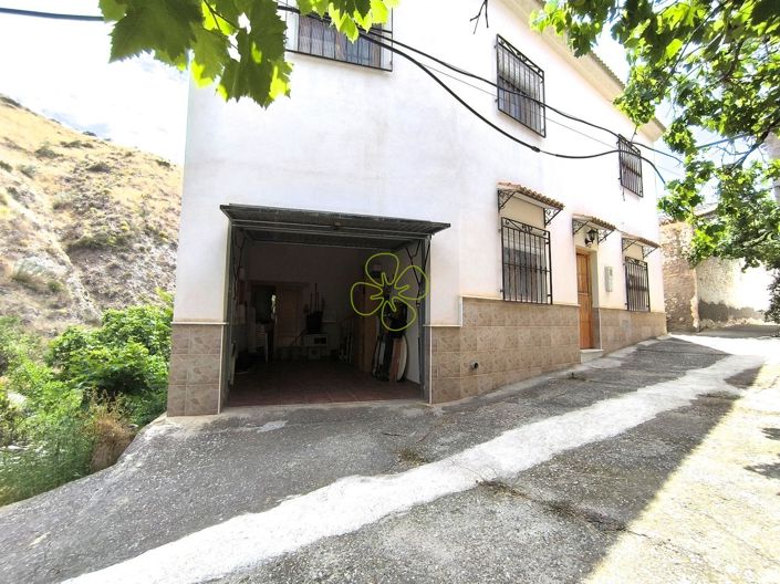 Alb&#225;nchez, Village House