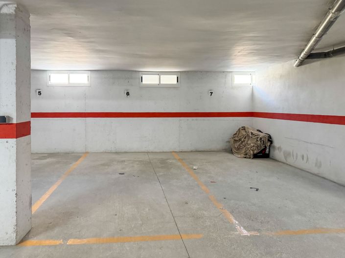 Image No.21-4 Bed Flat for sale