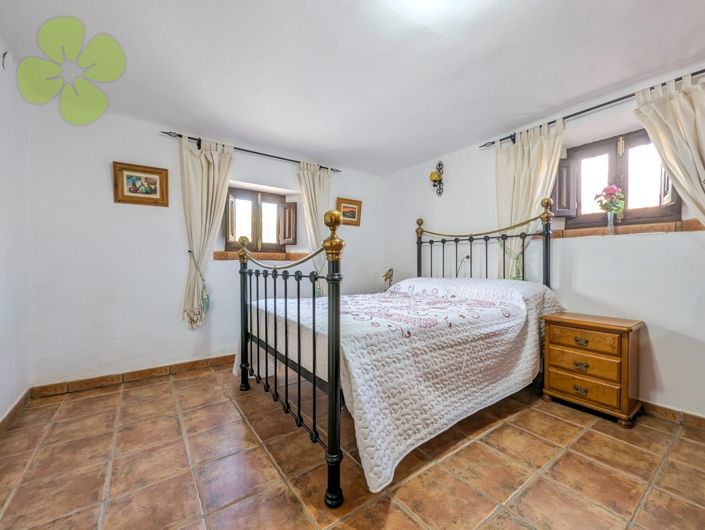 Image No.12-4 Bed Country House for sale