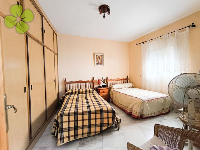 Image No.13-4 Bed Townhouse for sale