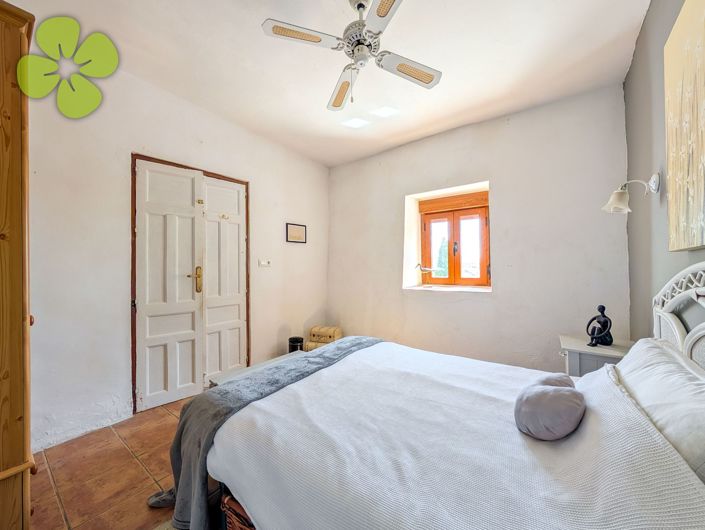 Image No.7-3 Bed Country House for sale