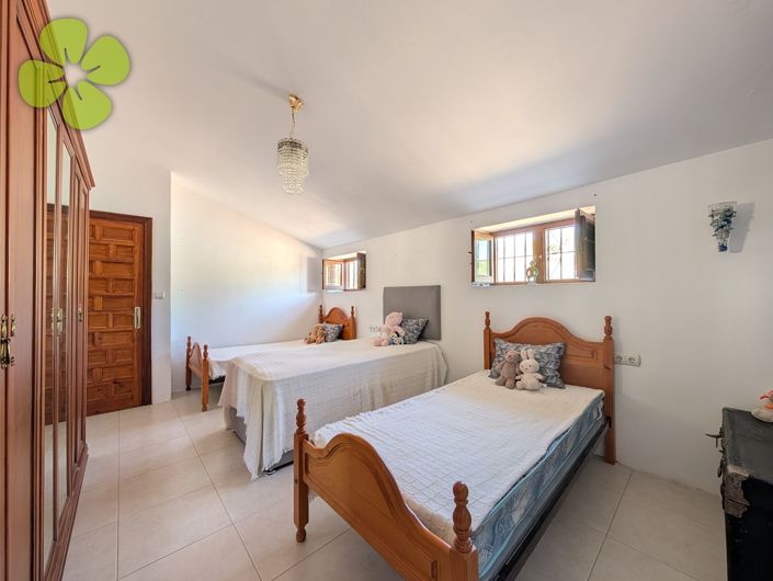 Image No.17-6 Bed Country House for sale
