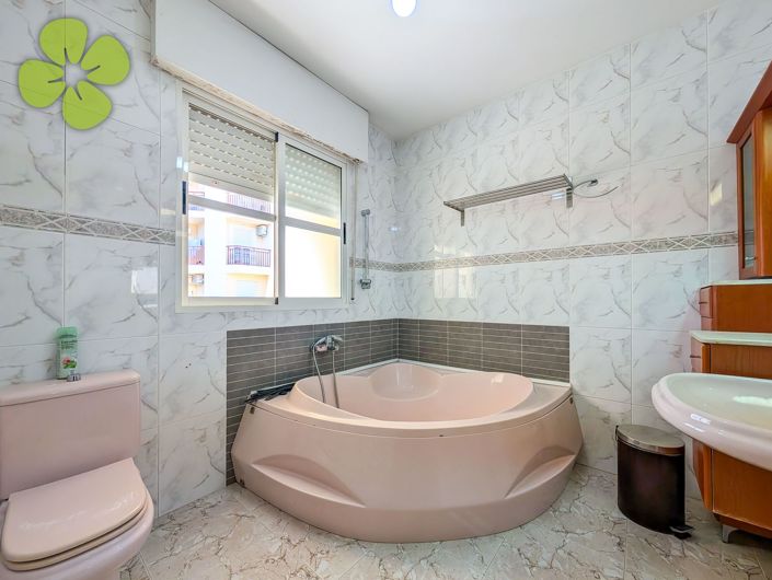 Image No.16-4 Bed Townhouse for sale