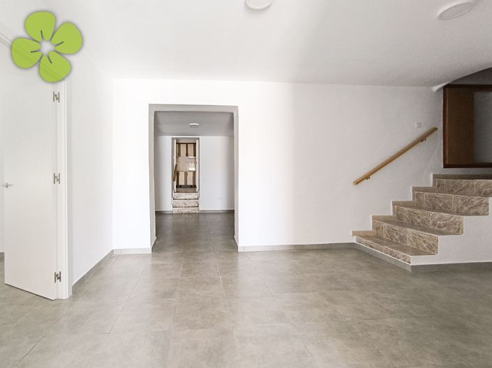 Image No.16-6 Bed Townhouse for sale
