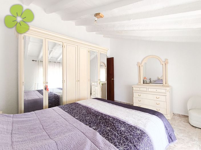 Image No.17-6 Bed Townhouse for sale