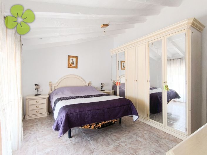 Image No.19-6 Bed Townhouse for sale