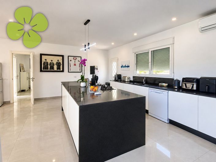 Image No.4-4 Bed Villa for sale