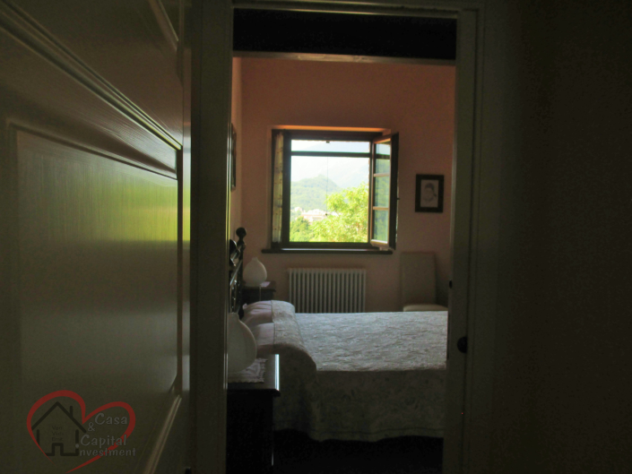 Image No.22-6 Bed Property for sale