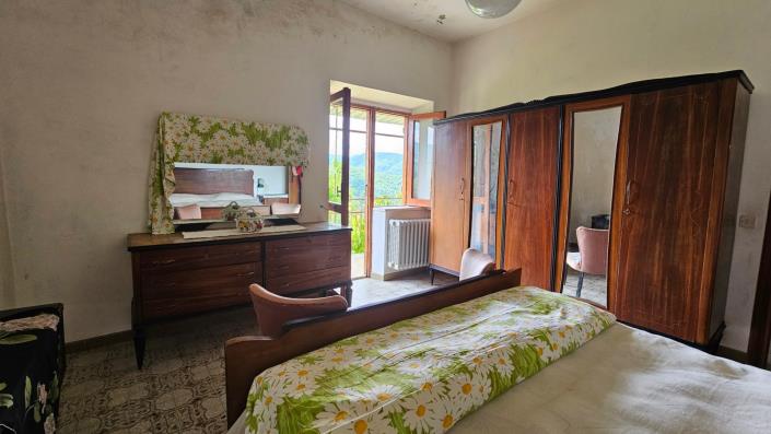 Image No.15-5 Bed Farmhouse for sale