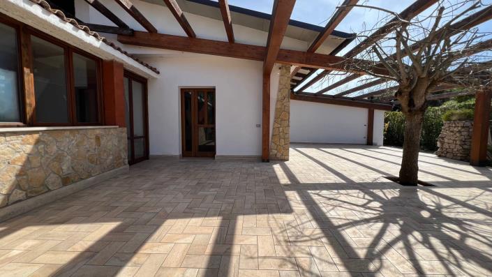 Image No.11-6 Bed House for sale