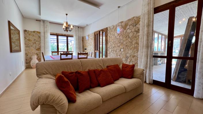 Image No.6-6 Bed House for sale