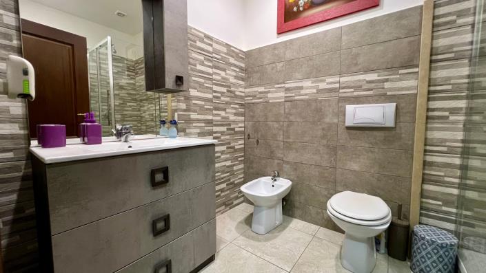 Image No.17-6 Bed House for sale