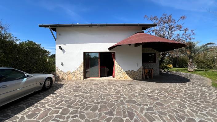 Image No.8-6 Bed House for sale