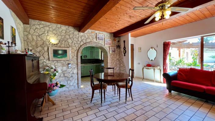 Image No.3-6 Bed House for sale