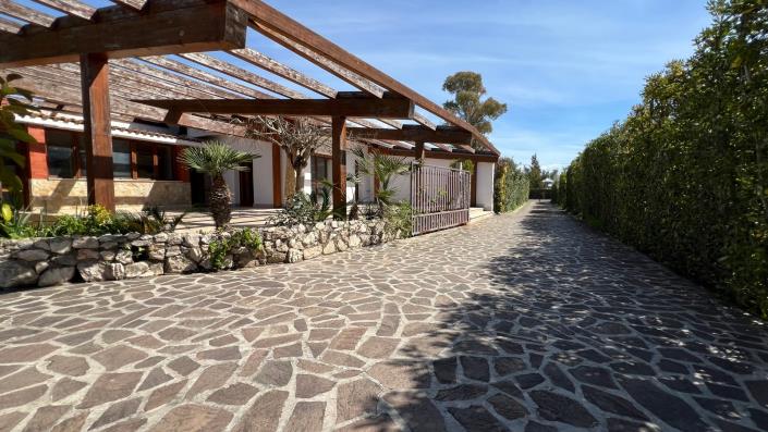 Image No.24-6 Bed House for sale