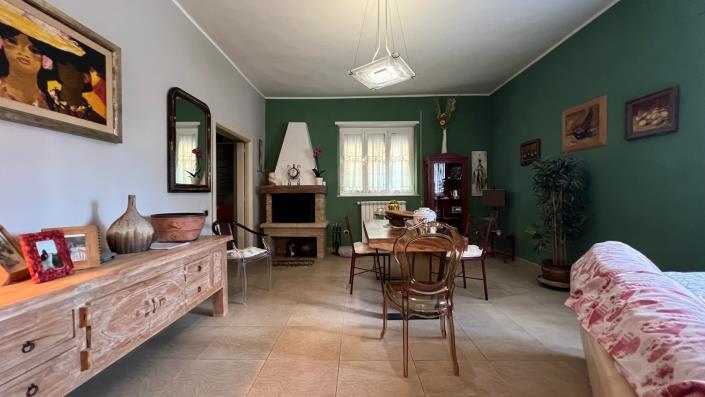 Image No.4-Maison de village de 4 chambres à vendre à Sutri