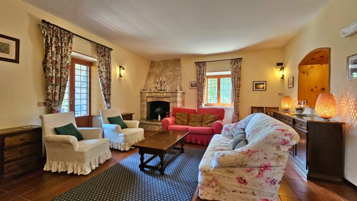 Image No.7-6 Bed House for sale