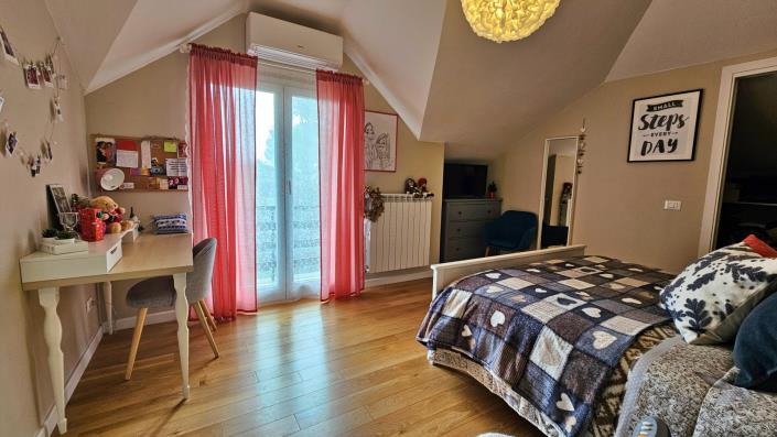 Image No.16-6 Bed Semi-Detached for sale