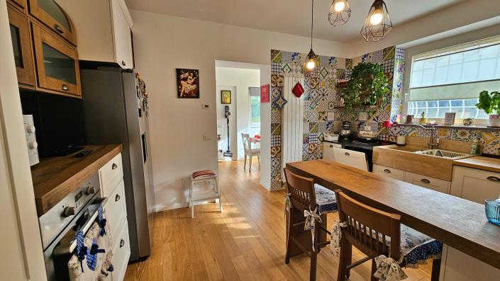 Image No.9-6 Bed Semi-Detached for sale