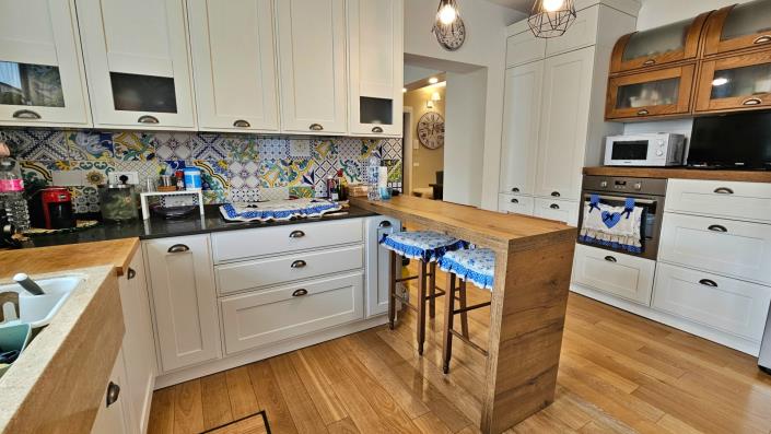 Image No.13-6 Bed Semi-Detached for sale